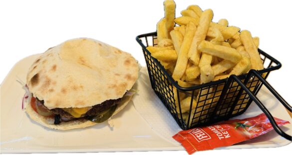 Saftiger Burger mit frischem Salat, Gemüse und hausgemachte Burgerbrot