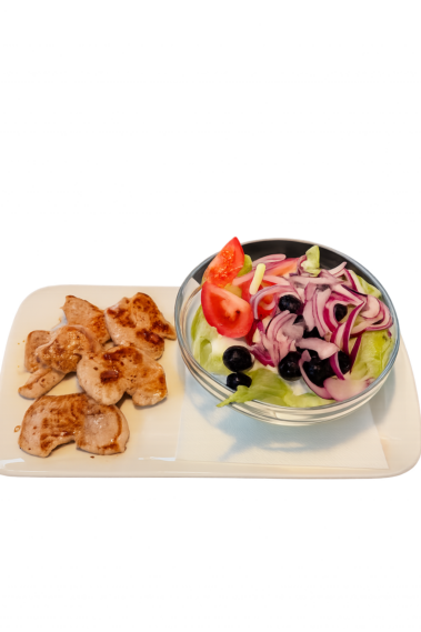 Frischer Salat mit zartem Hühnerfleisch und knackigem Gemüse